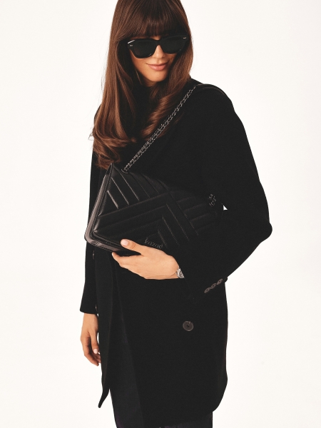 Bolso negro ornamentado colgado de una cadena TERN M