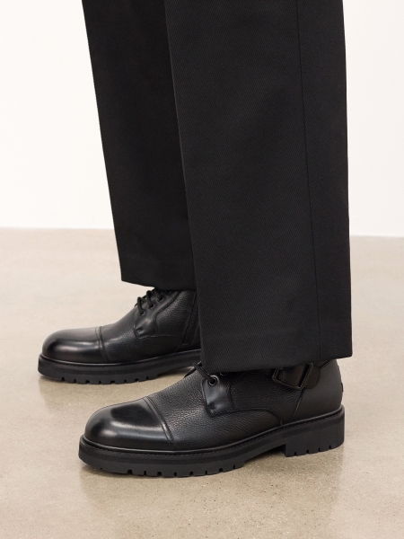 Botas de hombre de piel negra con hebillas y parte superior con cordones ILLTES