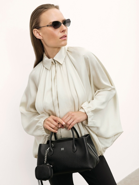 Bolso negro con una forma única AMARA