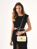 Bolso de cadena rígida color crema ELTA