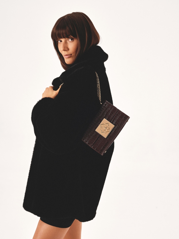 Bolso granate en relieve con cadena VIENA