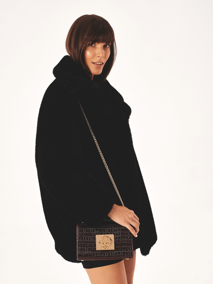 Bolso granate en relieve con cadena VIENA