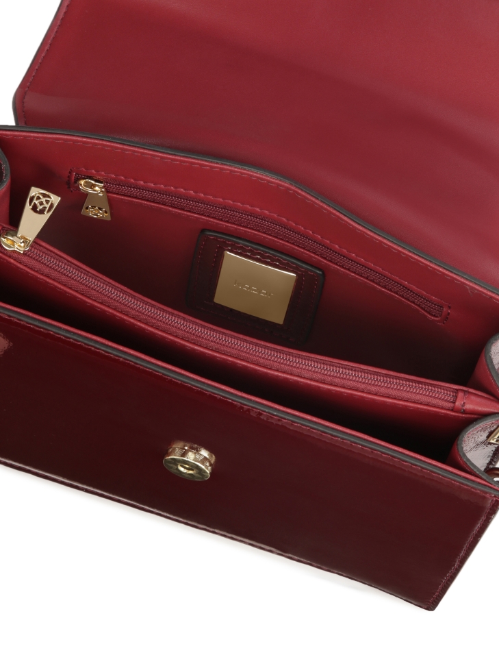 Bolso granate con solapa y correa de cadena JONNA 