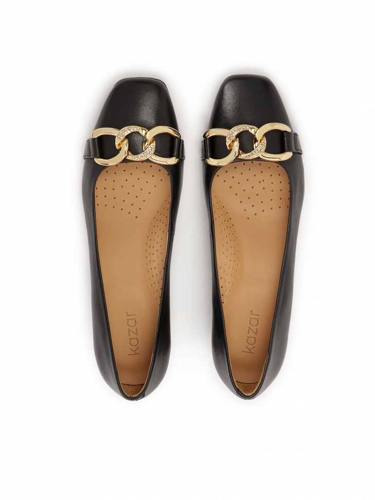 Bombas negras decoradas con una gruesa cadena GAURA