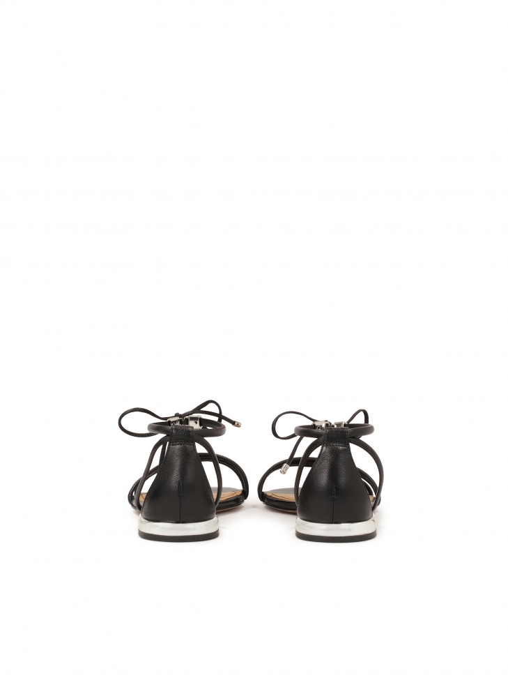 Sandalias negras de suela plana y tacón plateado MADDIE