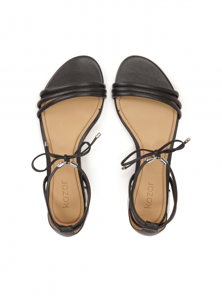 Sandalias negras de suela plana y tacón plateado MADDIE