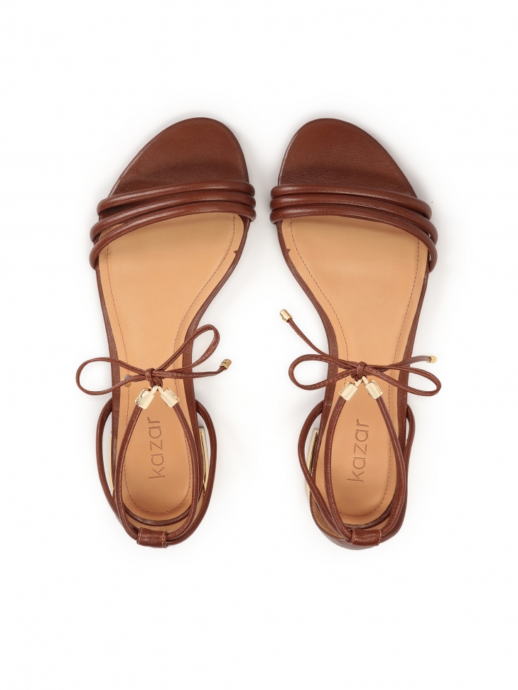 Sandalias planas marrones atadas con una correa MADDIE