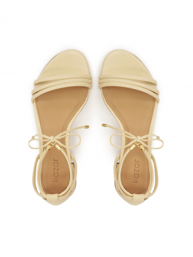 Sandalias de color crema con ribete y tacón entero  MADDIE