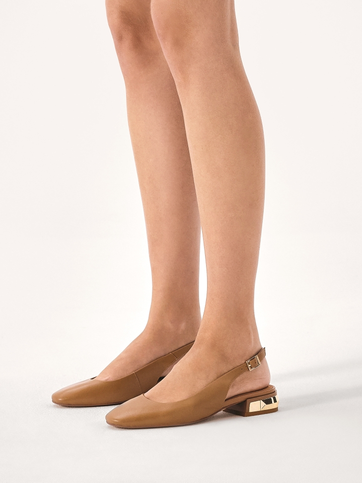 Cómodos zapatos de salón con adorno metálico en el talón ZELINE