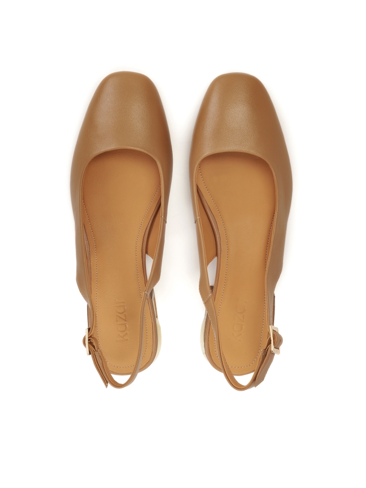 Cómodos zapatos de salón con adorno metálico en el talón ZELINE