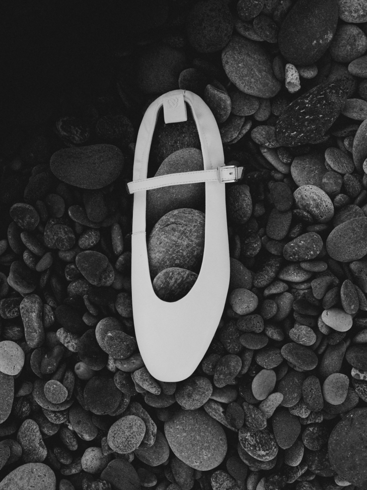 Bailarinas de piel blanca con correa  LETICIA