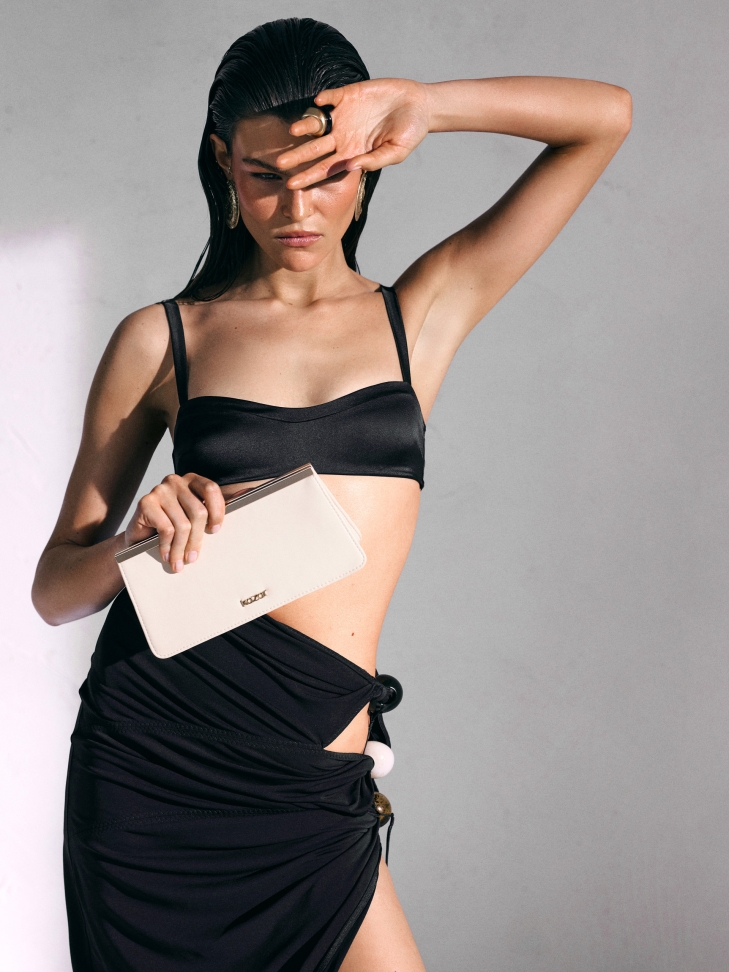 Elegante bolso de mano con armazón metálico ERINE