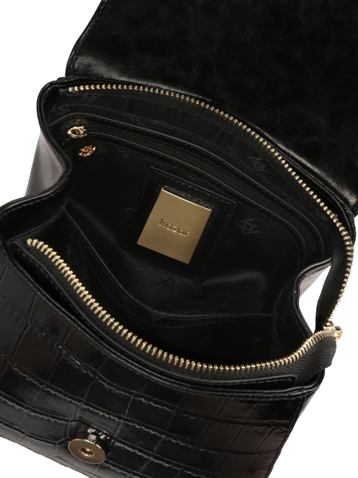 Bolso negro con asa decorada con motivos en relieve KRISTENA