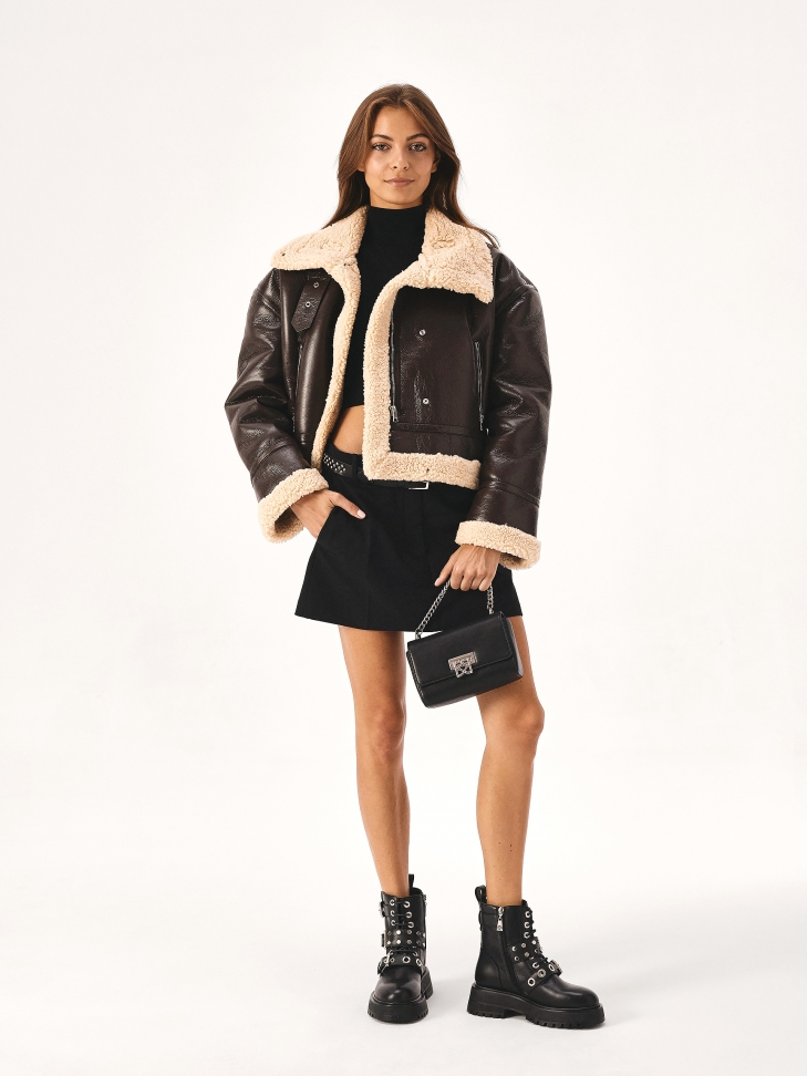 Cinturón estrecho negro decorado con remaches plateados  PERKINS