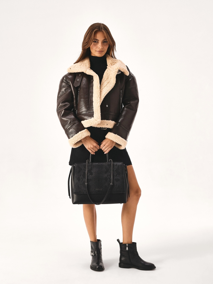 Bolso de forma única con diseño en relieve NOOR