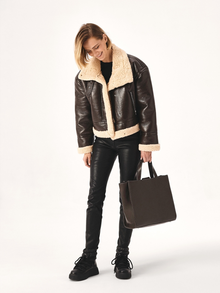 Bolso minimalista marrón  DEBI