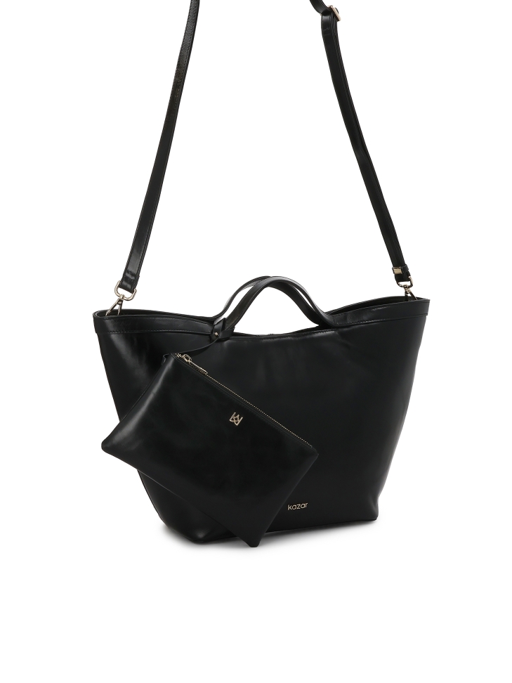 Elegante bolso de piel negra con logotipo dorado RILEY