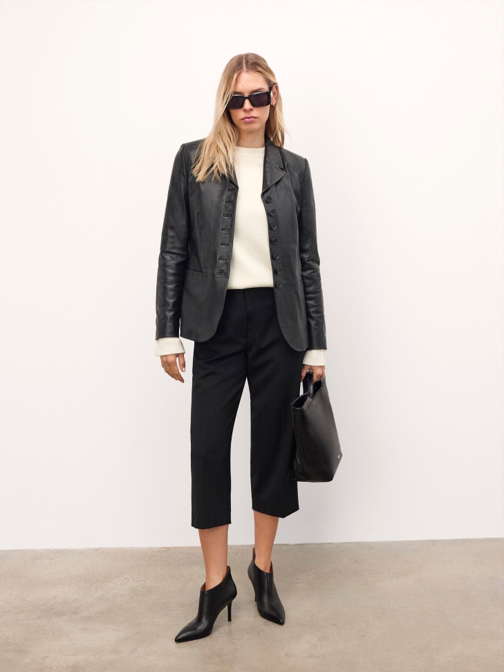 Elegante bolso de piel negra con logotipo dorado RILEY