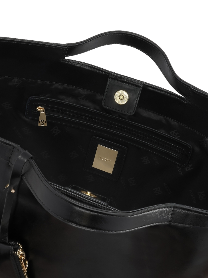 Elegante bolso de piel negra con logotipo dorado RILEY