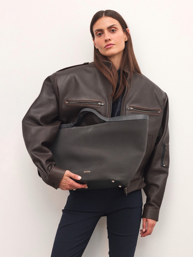 Bolso grande realizado en una combinación de ante y piel natural RILEY