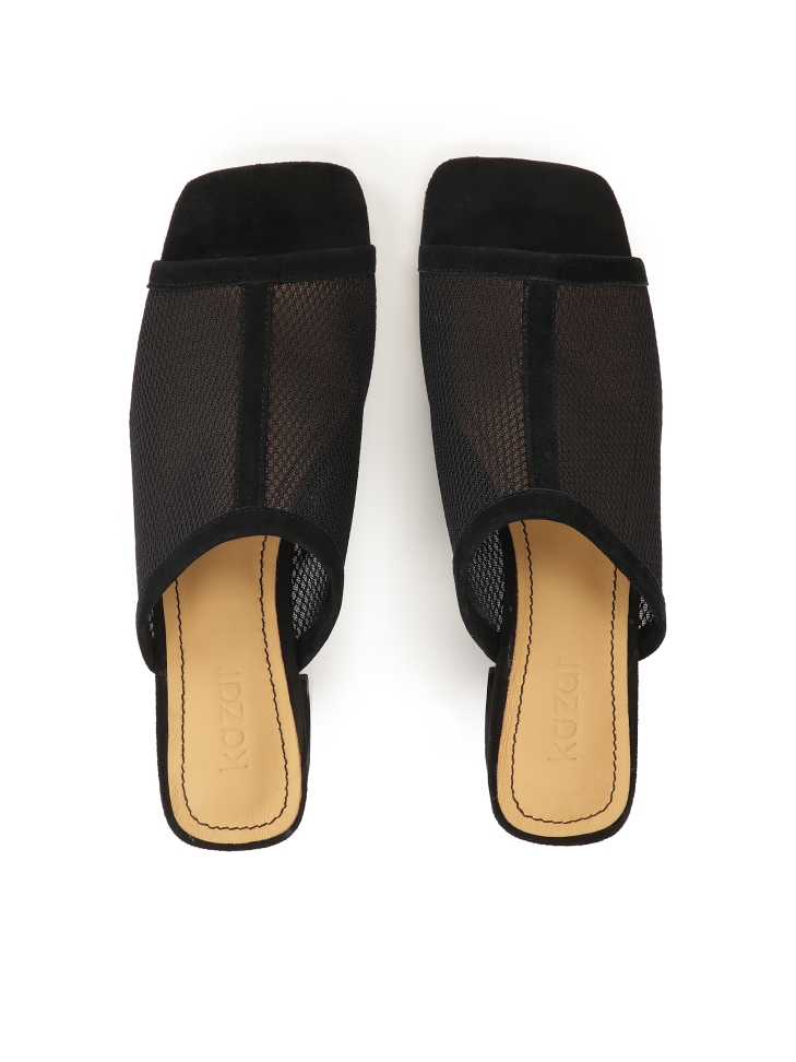 Mules de malla negra en un poste bajo FINA