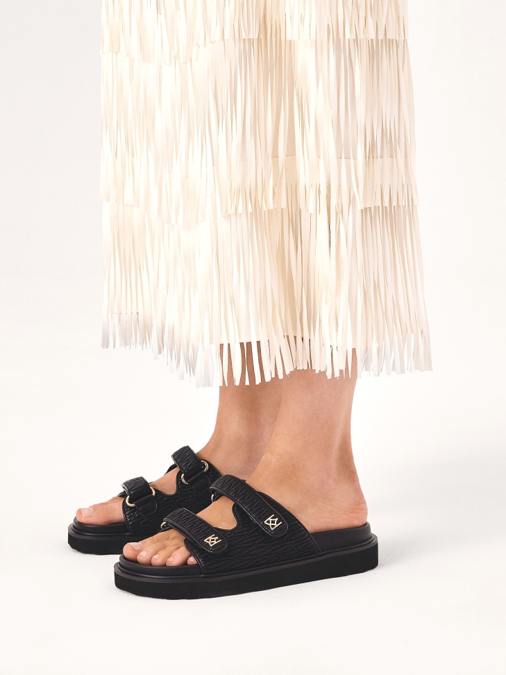 Toboganes de piel repujada negra sobre una cómoda suela DESIRE