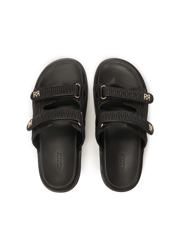 Toboganes de piel repujada negra sobre una cómoda suela DESIRE