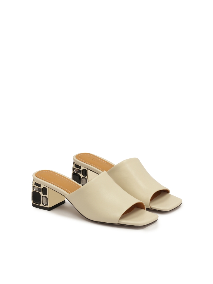 Elegantes mules con tacón decorado con piedras  CARLYN