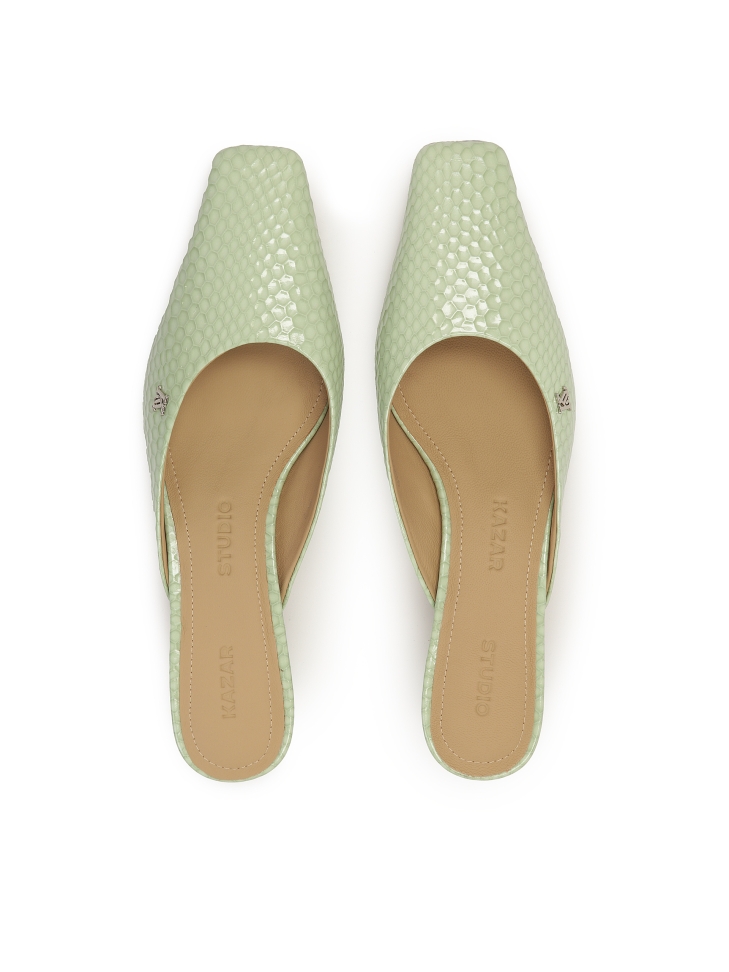 Mules con parte delantera incorporada con motivo en relieve KS LEONIE