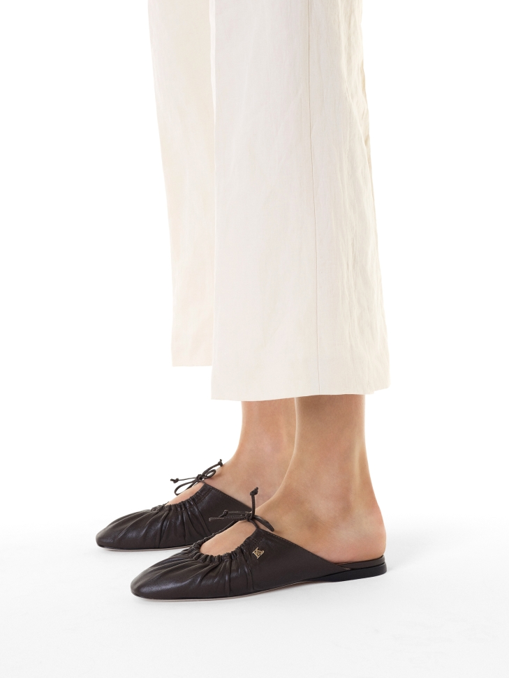 Sandalias marrón oscuro con parte superior arrugada KS LUCITA