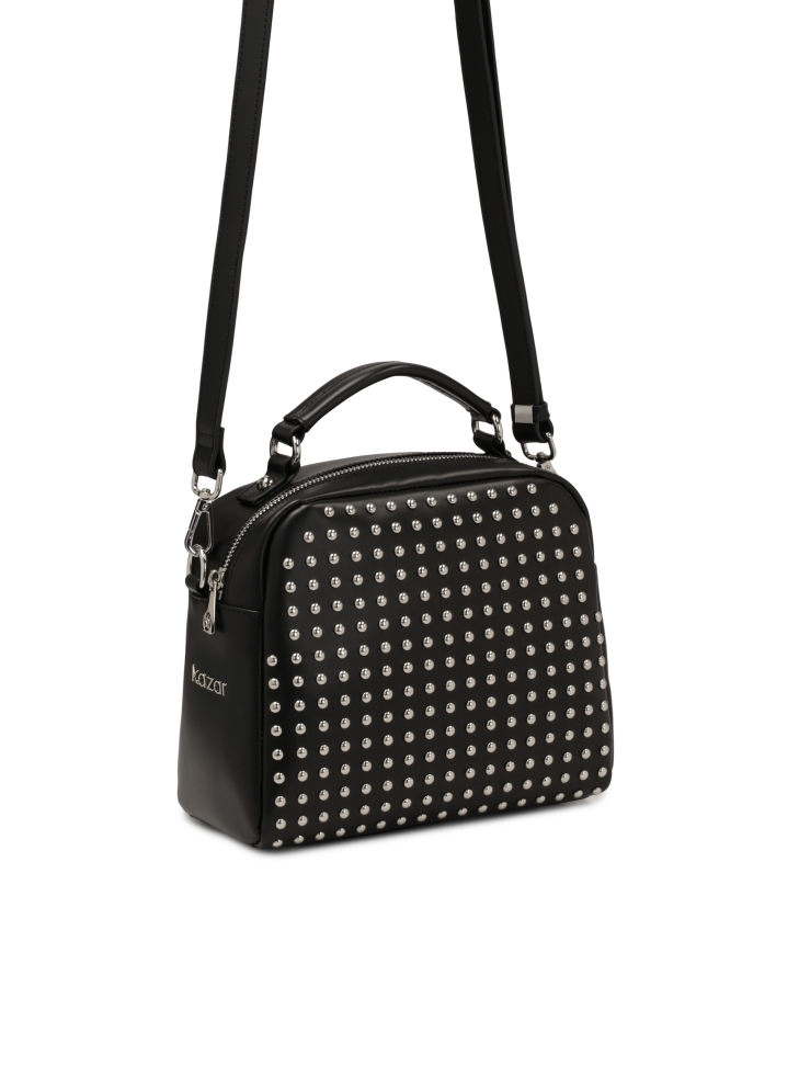 Bolso negro decorado con remaches plateados NASIRA