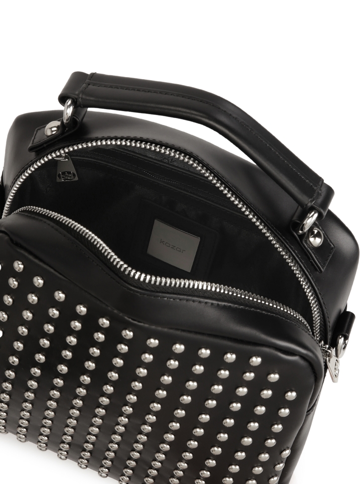 Bolso negro decorado con remaches plateados NASIRA