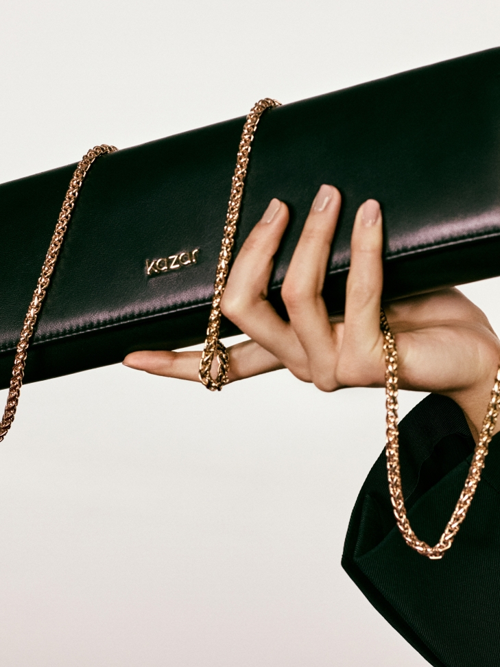 Elegante bolso de mano negro con forma oblonga  VIVIENNE