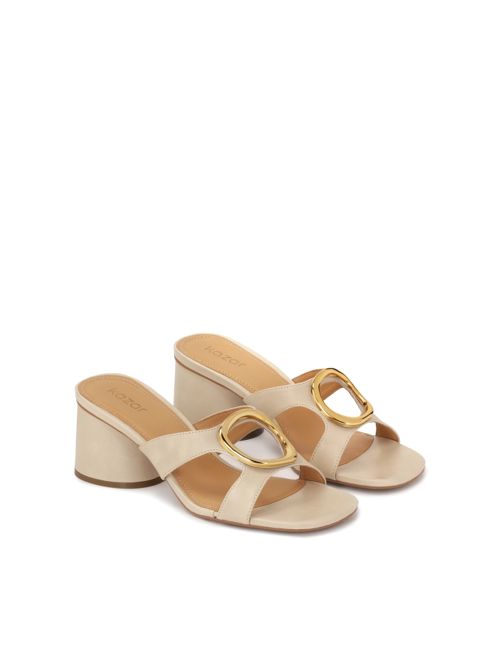 Mules de piel con adorno metálico en las correas NURI