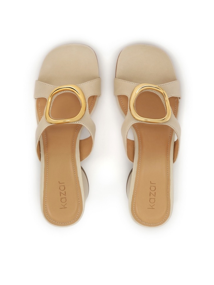 Mules de piel con adorno metálico en las correas NURI