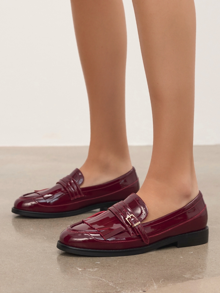 Zapatos de charol granate con borlas IVESDALE