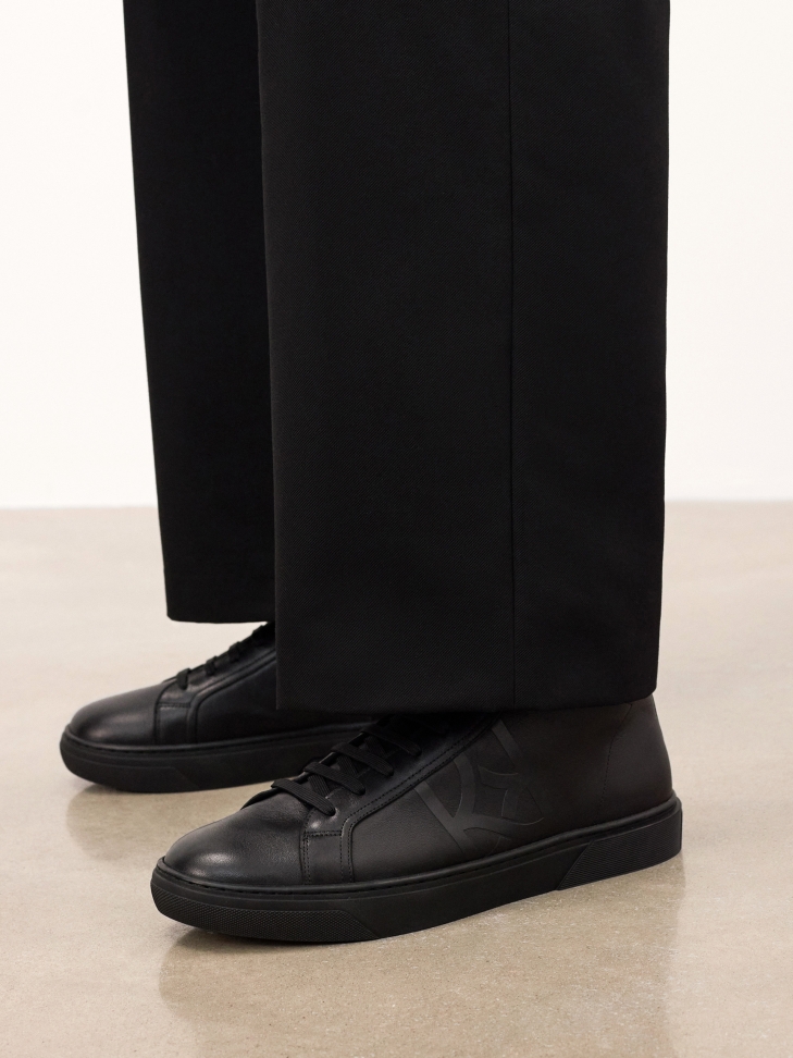 Zapatillas tobilleras de piel natural negra con logotipo en relieve AUGUSTINNO