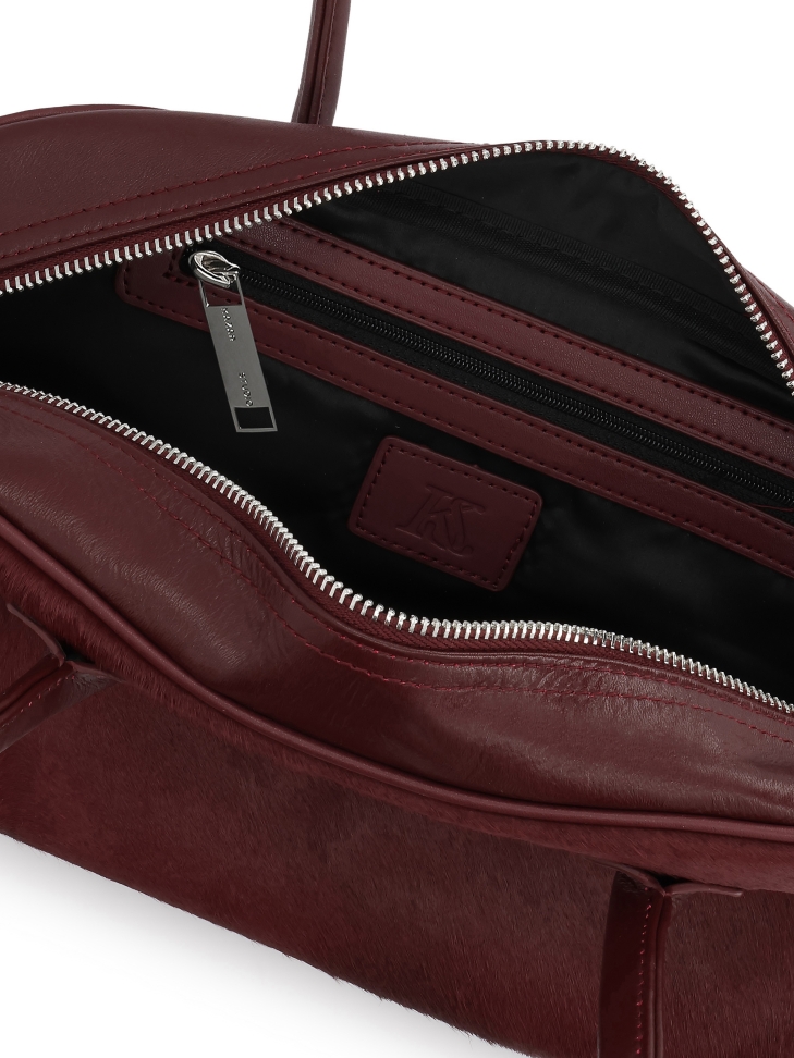 Bolso de piel granate de forma oblonga con cerdas KS MODE