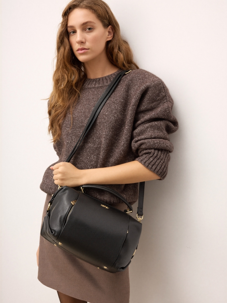 Bolso baúl de piel negra y detalles dorados ROCE