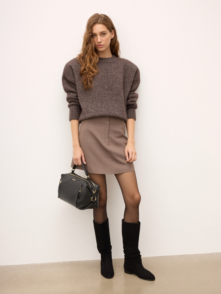 Bolso baúl de piel negra y detalles dorados ROCE